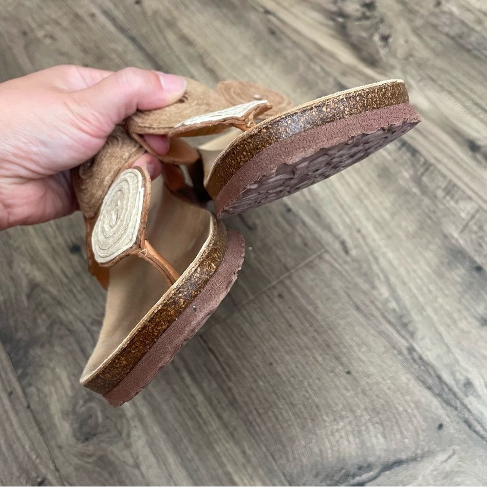 3M Thinsulate Neutral Tan Circular-Accent Women's Sandals - Picture 4 of 9